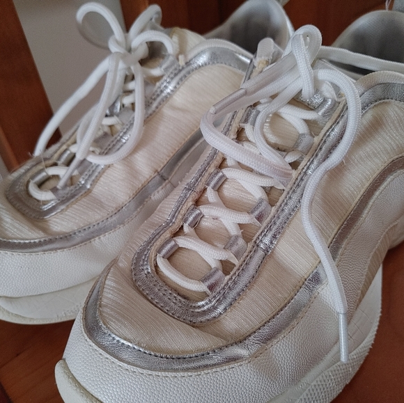 Good condition white shoes - Picture 3 of 4